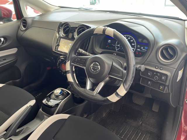 日産 ノート e－パワー X Vセレクション 岐阜県 2020(令2)年 6万km ガーネットレッド ワンオーナー/純正ナビ/Bluetooth/フルセグTV/DVD/全周囲モニター/エマジェンシーブレーキ/デジタルインナーミラー/ETC/ドライブレコーダー/LEDヘッドライト/純正アルミホイールサマータイヤ４本車載/インテリキー/プッシュスタート/スペアキー/保証書/取扱説明書