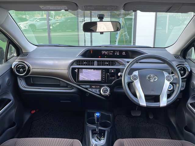 トヨタ アクア G 香川県 2015(平27)年 2.6万km ディープアメジストマイカメタリック 7型メモリナビ/・フルセグTV/・CD/DVD/・Bluetooth/バックカメラ/15インチ純正アルミホイール/プッシュスタート/スマートキー/パワーステアリング/パワーウィンドウ/革巻きステアリング/ステアリングリモコン/アイドリングストップ/オートエアコン/クルーズコントロール/純正フロアマット/ABS/横滑り防止装置/オートライト/LEDヘッドライト/ヘッドライトレベライザー/電動ウィンカーミラー/Wエアバック