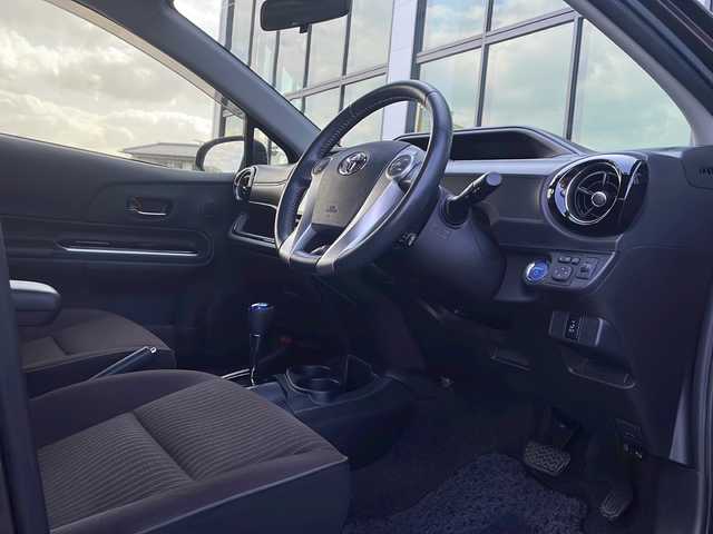 トヨタ アクア G 香川県 2015(平27)年 2.6万km ディープアメジストマイカメタリック 7型メモリナビ/・フルセグTV/・CD/DVD/・Bluetooth/バックカメラ/15インチ純正アルミホイール/プッシュスタート/スマートキー/パワーステアリング/パワーウィンドウ/革巻きステアリング/ステアリングリモコン/アイドリングストップ/オートエアコン/クルーズコントロール/純正フロアマット/ABS/横滑り防止装置/オートライト/LEDヘッドライト/ヘッドライトレベライザー/電動ウィンカーミラー/Wエアバック