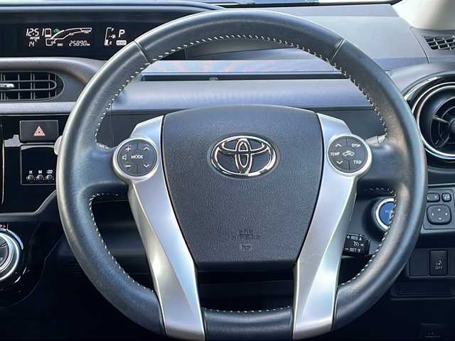 トヨタ アクア G 香川県 2015(平27)年 2.6万km ディープアメジストマイカメタリック 7型メモリナビ/・フルセグTV/・CD/DVD/・Bluetooth/バックカメラ/15インチ純正アルミホイール/プッシュスタート/スマートキー/パワーステアリング/パワーウィンドウ/革巻きステアリング/ステアリングリモコン/アイドリングストップ/オートエアコン/クルーズコントロール/純正フロアマット/ABS/横滑り防止装置/オートライト/LEDヘッドライト/ヘッドライトレベライザー/電動ウィンカーミラー/Wエアバック