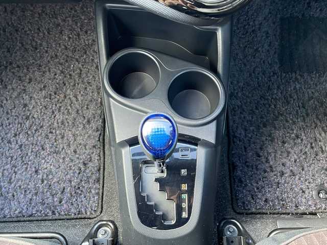 トヨタ アクア G 香川県 2015(平27)年 2.6万km ディープアメジストマイカメタリック 7型メモリナビ/・フルセグTV/・CD/DVD/・Bluetooth/バックカメラ/15インチ純正アルミホイール/プッシュスタート/スマートキー/パワーステアリング/パワーウィンドウ/革巻きステアリング/ステアリングリモコン/アイドリングストップ/オートエアコン/クルーズコントロール/純正フロアマット/ABS/横滑り防止装置/オートライト/LEDヘッドライト/ヘッドライトレベライザー/電動ウィンカーミラー/Wエアバック