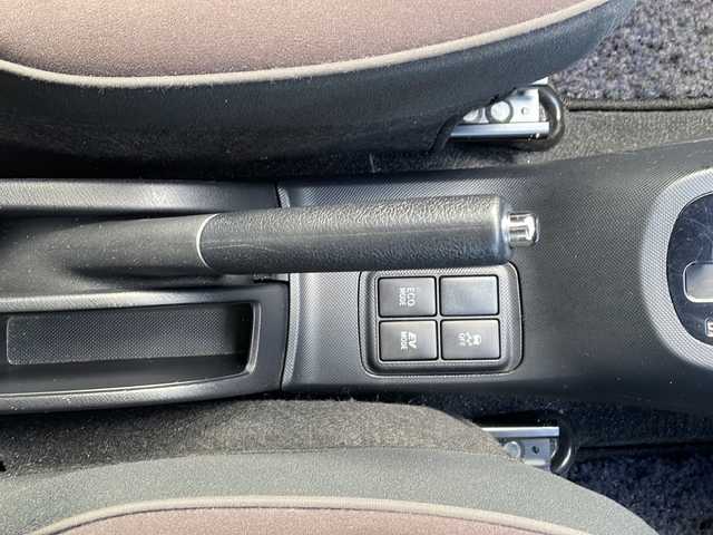 トヨタ アクア G 香川県 2015(平27)年 2.6万km ディープアメジストマイカメタリック 7型メモリナビ/・フルセグTV/・CD/DVD/・Bluetooth/バックカメラ/15インチ純正アルミホイール/プッシュスタート/スマートキー/パワーステアリング/パワーウィンドウ/革巻きステアリング/ステアリングリモコン/アイドリングストップ/オートエアコン/クルーズコントロール/純正フロアマット/ABS/横滑り防止装置/オートライト/LEDヘッドライト/ヘッドライトレベライザー/電動ウィンカーミラー/Wエアバック