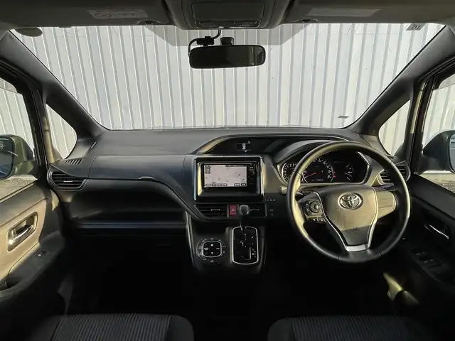 トヨタ ヴォクシー ZS 煌 滋賀県 2015(平27)年 4.4万km ブラッキッシュアゲハガラスフレーク 純正SDナビ/・CD/DVD/・Bluetooth/・フルセグTV/バックカメラ/フリップダウンモニター/ステアリングスイッチ/革巻きステアリング/ETC/両側パワースライドドア/横滑り防止機能/オートマチックヘッドライト/LEDヘッドライト/フォグランプ/オートリトラミラー/スマートキー