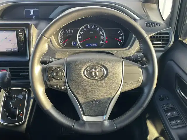 トヨタ ヴォクシー ZS 煌 滋賀県 2015(平27)年 4.4万km ブラッキッシュアゲハガラスフレーク 純正SDナビ/・CD/DVD/・Bluetooth/・フルセグTV/バックカメラ/フリップダウンモニター/ステアリングスイッチ/革巻きステアリング/ETC/両側パワースライドドア/横滑り防止機能/オートマチックヘッドライト/LEDヘッドライト/フォグランプ/オートリトラミラー/スマートキー