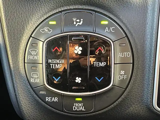 トヨタ ヴォクシー ZS 煌 滋賀県 2015(平27)年 4.4万km ブラッキッシュアゲハガラスフレーク 純正SDナビ/・CD/DVD/・Bluetooth/・フルセグTV/バックカメラ/フリップダウンモニター/ステアリングスイッチ/革巻きステアリング/ETC/両側パワースライドドア/横滑り防止機能/オートマチックヘッドライト/LEDヘッドライト/フォグランプ/オートリトラミラー/スマートキー