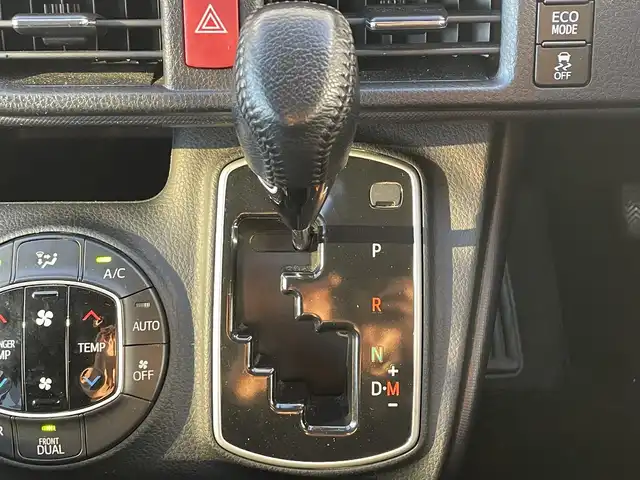 トヨタ ヴォクシー ZS 煌 滋賀県 2015(平27)年 4.4万km ブラッキッシュアゲハガラスフレーク 純正SDナビ/・CD/DVD/・Bluetooth/・フルセグTV/バックカメラ/フリップダウンモニター/ステアリングスイッチ/革巻きステアリング/ETC/両側パワースライドドア/横滑り防止機能/オートマチックヘッドライト/LEDヘッドライト/フォグランプ/オートリトラミラー/スマートキー