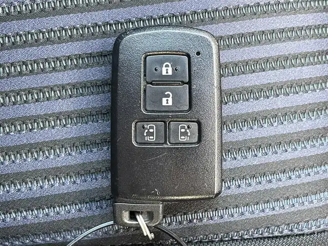 トヨタ ヴォクシー ZS 煌 滋賀県 2015(平27)年 4.4万km ブラッキッシュアゲハガラスフレーク 純正SDナビ/・CD/DVD/・Bluetooth/・フルセグTV/バックカメラ/フリップダウンモニター/ステアリングスイッチ/革巻きステアリング/ETC/両側パワースライドドア/横滑り防止機能/オートマチックヘッドライト/LEDヘッドライト/フォグランプ/オートリトラミラー/スマートキー