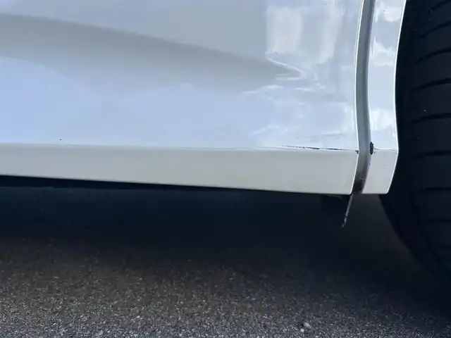 トヨタ ヴォクシー ハイブリッド ZS 煌 岡山県 2018(平30)年 9.9万km ホワイトパールクリスタルシャイン 登録時走行距離98348km/TRDエアロ/純正9インチナビ/フルセグTV(AM.FM.CD.DVD.TV.BT)/両側パワースライドドア/バックカメラ/ETC/シートヒーター/クリアランスソナー/衝突軽減ブレーキ/横滑り防止装置/クルーズコントロール/車線逸脱警報（レーンキープアシスト）/オートライト/オートマチックハイビーム/アイドリングストップ/16インチ純正AW/純正フロアマット/スペアキー/LEDヘッドライト/取扱説明書