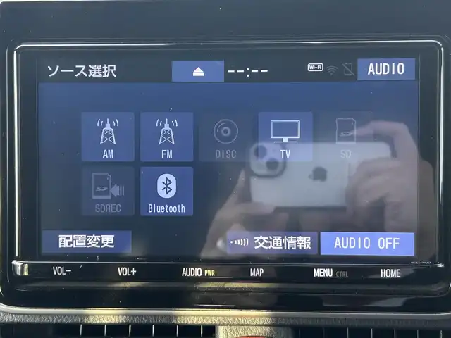 トヨタ ヴォクシー ハイブリッド ZS 煌 岡山県 2018(平30)年 9.9万km ホワイトパールクリスタルシャイン 登録時走行距離98348km/TRDエアロ/純正9インチナビ/フルセグTV(AM.FM.CD.DVD.TV.BT)/両側パワースライドドア/バックカメラ/ETC/シートヒーター/クリアランスソナー/衝突軽減ブレーキ/横滑り防止装置/クルーズコントロール/車線逸脱警報（レーンキープアシスト）/オートライト/オートマチックハイビーム/アイドリングストップ/16インチ純正AW/純正フロアマット/スペアキー/LEDヘッドライト/取扱説明書