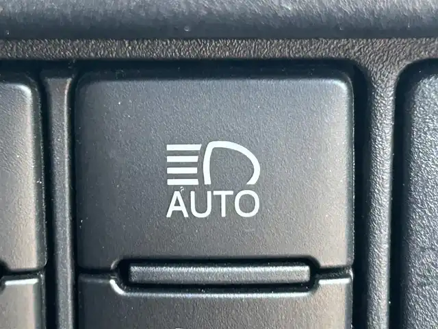 トヨタ ヴォクシー ハイブリッド ZS 煌 岡山県 2018(平30)年 9.9万km ホワイトパールクリスタルシャイン 登録時走行距離98348km/TRDエアロ/純正9インチナビ/フルセグTV(AM.FM.CD.DVD.TV.BT)/両側パワースライドドア/バックカメラ/ETC/シートヒーター/クリアランスソナー/衝突軽減ブレーキ/横滑り防止装置/クルーズコントロール/車線逸脱警報（レーンキープアシスト）/オートライト/オートマチックハイビーム/アイドリングストップ/16インチ純正AW/純正フロアマット/スペアキー/LEDヘッドライト/取扱説明書