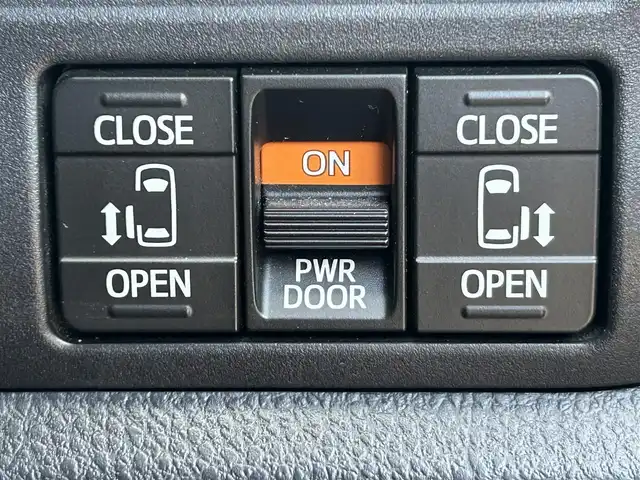 トヨタ ヴォクシー ハイブリッド ZS 煌 岡山県 2018(平30)年 9.9万km ホワイトパールクリスタルシャイン 登録時走行距離98348km/TRDエアロ/純正9インチナビ/フルセグTV(AM.FM.CD.DVD.TV.BT)/両側パワースライドドア/バックカメラ/ETC/シートヒーター/クリアランスソナー/衝突軽減ブレーキ/横滑り防止装置/クルーズコントロール/車線逸脱警報（レーンキープアシスト）/オートライト/オートマチックハイビーム/アイドリングストップ/16インチ純正AW/純正フロアマット/スペアキー/LEDヘッドライト/取扱説明書