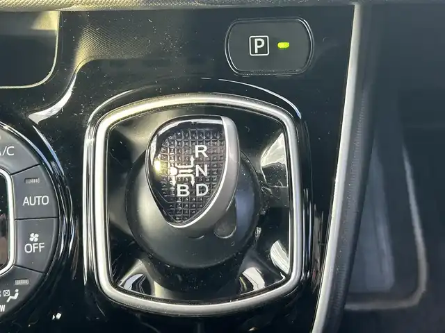 トヨタ ヴォクシー ハイブリッド ZS 煌 岡山県 2018(平30)年 9.9万km ホワイトパールクリスタルシャイン 登録時走行距離98348km/TRDエアロ/純正9インチナビ/フルセグTV(AM.FM.CD.DVD.TV.BT)/両側パワースライドドア/バックカメラ/ETC/シートヒーター/クリアランスソナー/衝突軽減ブレーキ/横滑り防止装置/クルーズコントロール/車線逸脱警報（レーンキープアシスト）/オートライト/オートマチックハイビーム/アイドリングストップ/16インチ純正AW/純正フロアマット/スペアキー/LEDヘッドライト/取扱説明書