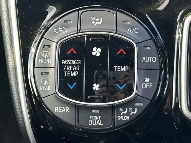 トヨタ ヴォクシー ハイブリッド ZS 煌 岡山県 2018(平30)年 9.9万km ホワイトパールクリスタルシャイン 登録時走行距離98348km/TRDエアロ/純正9インチナビ/フルセグTV(AM.FM.CD.DVD.TV.BT)/両側パワースライドドア/バックカメラ/ETC/シートヒーター/クリアランスソナー/衝突軽減ブレーキ/横滑り防止装置/クルーズコントロール/車線逸脱警報（レーンキープアシスト）/オートライト/オートマチックハイビーム/アイドリングストップ/16インチ純正AW/純正フロアマット/スペアキー/LEDヘッドライト/取扱説明書