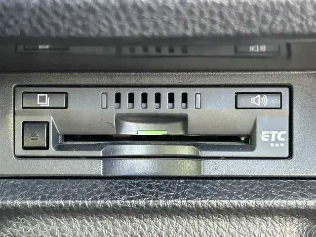 トヨタ ヴォクシー ハイブリッド ZS 煌 岡山県 2018(平30)年 9.9万km ホワイトパールクリスタルシャイン 登録時走行距離98348km/TRDエアロ/純正9インチナビ/フルセグTV(AM.FM.CD.DVD.TV.BT)/両側パワースライドドア/バックカメラ/ETC/シートヒーター/クリアランスソナー/衝突軽減ブレーキ/横滑り防止装置/クルーズコントロール/車線逸脱警報（レーンキープアシスト）/オートライト/オートマチックハイビーム/アイドリングストップ/16インチ純正AW/純正フロアマット/スペアキー/LEDヘッドライト/取扱説明書