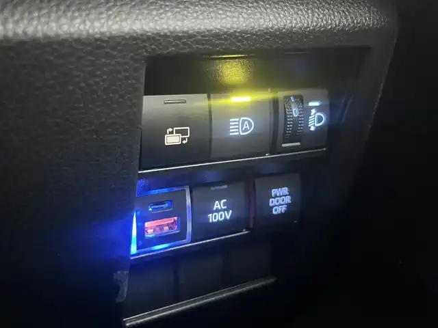 トヨタ ノア ハイブリッド S－Z 岩手県 2024(令6)年 0.7万km アティチュードブラックマイカ 純正ディスプレイ/バックカメラ/ETC/ドライブレコーダー/レーダークルーズコントロール/衝突被害軽減ブレーキ/レーンキープアシスト/横滑り防止装置/アイドリングストップ/後席モニター/シートヒーター/オートライト/オートハイビーム/LEDヘッドライト/フォグランプ/スマートキー/プッシュスタート/電動格納ミラー/純正17インチAW/純正フロアマット/純正ドアバイザー/保証書/取扱説明書