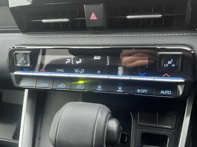 トヨタ ノア ハイブリッド S－Z 岩手県 2024(令6)年 0.7万km アティチュードブラックマイカ 純正ディスプレイ/バックカメラ/ETC/ドライブレコーダー/レーダークルーズコントロール/衝突被害軽減ブレーキ/レーンキープアシスト/横滑り防止装置/アイドリングストップ/後席モニター/シートヒーター/オートライト/オートハイビーム/LEDヘッドライト/フォグランプ/スマートキー/プッシュスタート/電動格納ミラー/純正17インチAW/純正フロアマット/純正ドアバイザー/保証書/取扱説明書