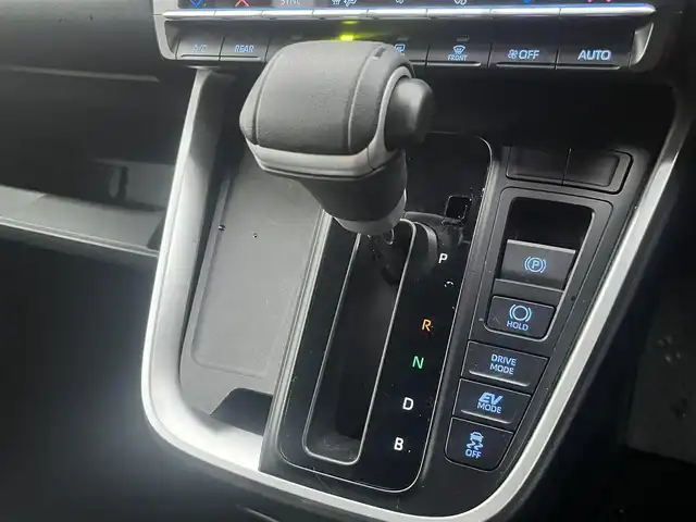 トヨタ ノア ハイブリッド S－Z 岩手県 2024(令6)年 0.7万km アティチュードブラックマイカ 純正ディスプレイ/バックカメラ/ETC/ドライブレコーダー/レーダークルーズコントロール/衝突被害軽減ブレーキ/レーンキープアシスト/横滑り防止装置/アイドリングストップ/後席モニター/シートヒーター/オートライト/オートハイビーム/LEDヘッドライト/フォグランプ/スマートキー/プッシュスタート/電動格納ミラー/純正17インチAW/純正フロアマット/純正ドアバイザー/保証書/取扱説明書