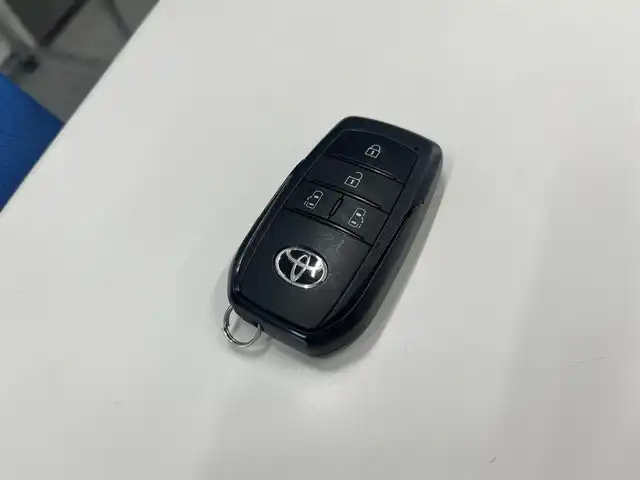 トヨタ ノア ハイブリッド S－Z 岩手県 2024(令6)年 0.7万km アティチュードブラックマイカ 純正ディスプレイ/バックカメラ/ETC/ドライブレコーダー/レーダークルーズコントロール/衝突被害軽減ブレーキ/レーンキープアシスト/横滑り防止装置/アイドリングストップ/後席モニター/シートヒーター/オートライト/オートハイビーム/LEDヘッドライト/フォグランプ/スマートキー/プッシュスタート/電動格納ミラー/純正17インチAW/純正フロアマット/純正ドアバイザー/保証書/取扱説明書