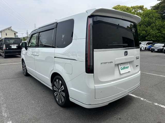 ホンダ ステップワゴン スパーダ eHEV プレミアムライン 大阪府 2023(令5)年 0.3万km プラチナホワイトパール 純正9型ナビ(LXM-247FNi)/Bluetooth/フルセグ/DVD/CD/USB/アラウンドビューモニター/ホンダセンシング/ブラインドスポットモニター/両側パワースライドドア/電動リアゲート/オットマンチェア/シートヒーターD+N/ハーフレザーシート/ドライブレコーダー/ETC/LEDヘッドライト/スマートキー×2