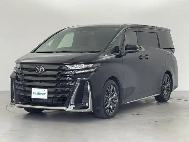 トヨタ ヴェルファイア ハイブリット Z プレミア 群馬県 2024(令6)年 0.7万km ブラック デジタルインナーミラー/=====/純正ディスプレイオーディオPuls(コネクテッドナビ対応)/・14インチHDディスプレイ/・AM/FM/フルセグTV/Bluetooth/・AppleCarPlay/AndroidAuto/Miracast/純正フリップダウンモニター/パノラミックビューモニター(床下透過表示機能付)/セーフティセンス/・プリクラッシュセーフティ/・緊急時操舵支援＋フロントクロストラフィックアラート/・レーントレーシングアラート+レーンディパーチャーアラート/・レーダークルーズコントロール(全車速追従機能付)/・アダプティブハイビームシステム/トヨタチームメイト/・アドバンストパーク＋パーキングサポートブレーキ(周囲静止物)/・アドバンストドライブ(渋滞時支援)/ブラインドスポットモニター＋安心降車アシスト(ドアオープン制御機能付)/左右独立ムーンルーフ/両側パワースライドドア/パワーリアゲート/前席パワーシート/2列目エグゼクティブパワーシート/後席パワーサイドサンシェード/前席/後席左右シートヒーター/エアシート/3眼LEDヘッドライト/ETC2.0/純正19インチアルミホイール/バックカメラ洗浄機能
