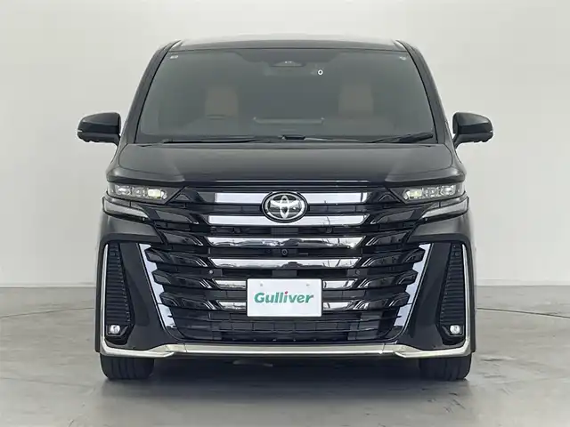 トヨタ ヴェルファイア ハイブリット Z プレミア 群馬県 2024(令6)年 0.7万km ブラック デジタルインナーミラー/=====/純正ディスプレイオーディオPuls(コネクテッドナビ対応)/・14インチHDディスプレイ/・AM/FM/フルセグTV/Bluetooth/・AppleCarPlay/AndroidAuto/Miracast/純正フリップダウンモニター/パノラミックビューモニター(床下透過表示機能付)/セーフティセンス/・プリクラッシュセーフティ/・緊急時操舵支援＋フロントクロストラフィックアラート/・レーントレーシングアラート+レーンディパーチャーアラート/・レーダークルーズコントロール(全車速追従機能付)/・アダプティブハイビームシステム/トヨタチームメイト/・アドバンストパーク＋パーキングサポートブレーキ(周囲静止物)/・アドバンストドライブ(渋滞時支援)/ブラインドスポットモニター＋安心降車アシスト(ドアオープン制御機能付)/左右独立ムーンルーフ/両側パワースライドドア/パワーリアゲート/前席パワーシート/2列目エグゼクティブパワーシート/後席パワーサイドサンシェード/前席/後席左右シートヒーター/エアシート/3眼LEDヘッドライト/ETC2.0/純正19インチアルミホイール/バックカメラ洗浄機能