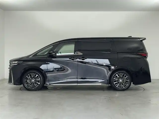 トヨタ ヴェルファイア ハイブリット Z プレミア 群馬県 2024(令6)年 0.7万km ブラック デジタルインナーミラー/=====/純正ディスプレイオーディオPuls(コネクテッドナビ対応)/・14インチHDディスプレイ/・AM/FM/フルセグTV/Bluetooth/・AppleCarPlay/AndroidAuto/Miracast/純正フリップダウンモニター/パノラミックビューモニター(床下透過表示機能付)/セーフティセンス/・プリクラッシュセーフティ/・緊急時操舵支援＋フロントクロストラフィックアラート/・レーントレーシングアラート+レーンディパーチャーアラート/・レーダークルーズコントロール(全車速追従機能付)/・アダプティブハイビームシステム/トヨタチームメイト/・アドバンストパーク＋パーキングサポートブレーキ(周囲静止物)/・アドバンストドライブ(渋滞時支援)/ブラインドスポットモニター＋安心降車アシスト(ドアオープン制御機能付)/左右独立ムーンルーフ/両側パワースライドドア/パワーリアゲート/前席パワーシート/2列目エグゼクティブパワーシート/後席パワーサイドサンシェード/前席/後席左右シートヒーター/エアシート/3眼LEDヘッドライト/ETC2.0/純正19インチアルミホイール/バックカメラ洗浄機能