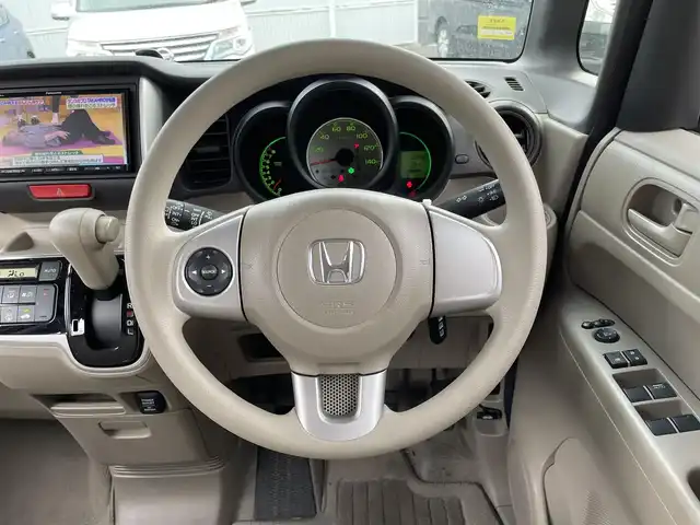 ホンダ Ｎ ＢＯＸ G SSパッケージ 山形県 2013(平25)年 8.9万km アラバスターシルバーメタリック (株)IDOMが運営する【じしゃロン山形店】の自社ローン専用車両になります。/こちらは現金またはオートローンご利用時の価格です。/自社ローンご希望の方は別途その旨お申付け下さい。/Stradaナビ/（TV/CD/FM/AM）/片側パワースライドドア/ETC/ステアリングスイッチ/プッシュスタート/ライトレベライザー/スマートキー/横滑り防止/純正フロアマット/ISOFIX
