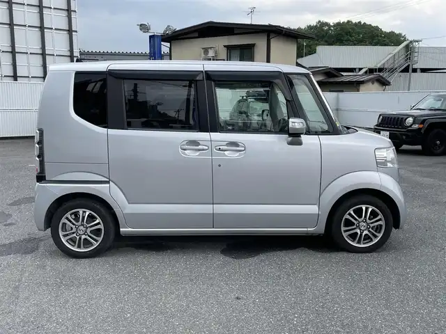 ホンダ Ｎ ＢＯＸ G SSパッケージ 山形県 2013(平25)年 8.9万km アラバスターシルバーメタリック (株)IDOMが運営する【じしゃロン山形店】の自社ローン専用車両になります。/こちらは現金またはオートローンご利用時の価格です。/自社ローンご希望の方は別途その旨お申付け下さい。/Stradaナビ/（TV/CD/FM/AM）/片側パワースライドドア/ETC/ステアリングスイッチ/プッシュスタート/ライトレベライザー/スマートキー/横滑り防止/純正フロアマット/ISOFIX