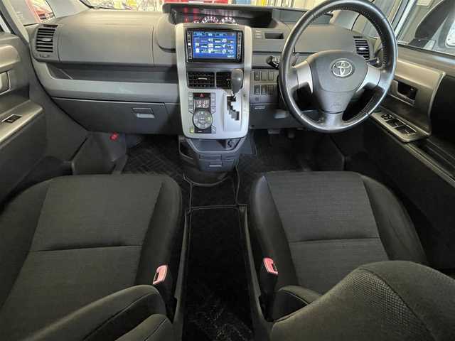 トヨタ ヴォクシー ZS 佐賀県 2008(平20)年 10.5万km ホワイトパールクリスタルシャイン 純正ディーラーオプションナビ（NHZN-W57）/CD/DVD/フルセグTV/バックカメラ/アルパイン製　10.2インチ　フリップダウンモニター/両側パワースライドドア/ETC/パドルシフト/MTモード付AT/デュアルオートエアコン/キセノンライト/フォグランプ/電動格納ミラー/純正アルミホイール/フロアマット/プッシュスタート/スマートキー
