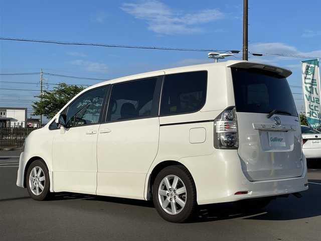 トヨタ ヴォクシー ZS 佐賀県 2008(平20)年 10.5万km ホワイトパールクリスタルシャイン 純正ディーラーオプションナビ（NHZN-W57）/CD/DVD/フルセグTV/バックカメラ/アルパイン製　10.2インチ　フリップダウンモニター/両側パワースライドドア/ETC/パドルシフト/MTモード付AT/デュアルオートエアコン/キセノンライト/フォグランプ/電動格納ミラー/純正アルミホイール/フロアマット/プッシュスタート/スマートキー