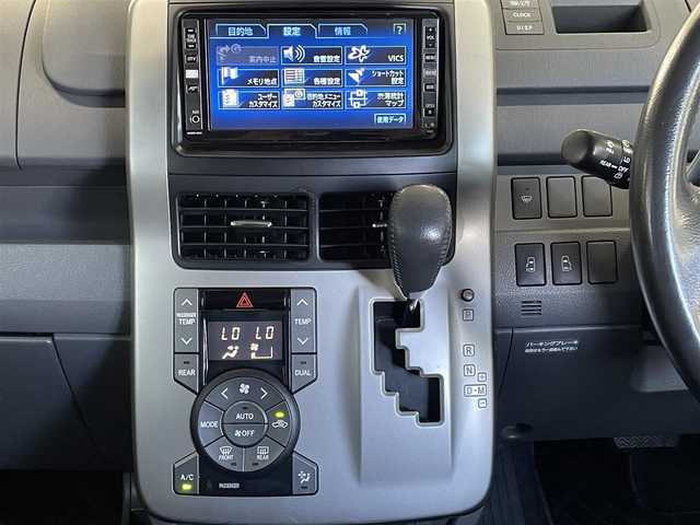 トヨタ ヴォクシー ZS 佐賀県 2008(平20)年 10.5万km ホワイトパールクリスタルシャイン 純正ディーラーオプションナビ（NHZN-W57）/CD/DVD/フルセグTV/バックカメラ/アルパイン製　10.2インチ　フリップダウンモニター/両側パワースライドドア/ETC/パドルシフト/MTモード付AT/デュアルオートエアコン/キセノンライト/フォグランプ/電動格納ミラー/純正アルミホイール/フロアマット/プッシュスタート/スマートキー