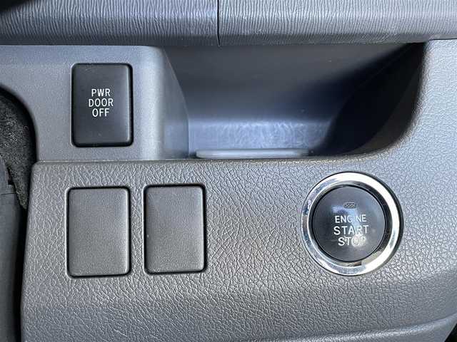 トヨタ ヴォクシー ZS 佐賀県 2008(平20)年 10.5万km ホワイトパールクリスタルシャイン 純正ディーラーオプションナビ（NHZN-W57）/CD/DVD/フルセグTV/バックカメラ/アルパイン製　10.2インチ　フリップダウンモニター/両側パワースライドドア/ETC/パドルシフト/MTモード付AT/デュアルオートエアコン/キセノンライト/フォグランプ/電動格納ミラー/純正アルミホイール/フロアマット/プッシュスタート/スマートキー