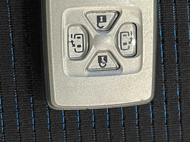 トヨタ ヴォクシー ZS 佐賀県 2008(平20)年 10.5万km ホワイトパールクリスタルシャイン 純正ディーラーオプションナビ（NHZN-W57）/CD/DVD/フルセグTV/バックカメラ/アルパイン製　10.2インチ　フリップダウンモニター/両側パワースライドドア/ETC/パドルシフト/MTモード付AT/デュアルオートエアコン/キセノンライト/フォグランプ/電動格納ミラー/純正アルミホイール/フロアマット/プッシュスタート/スマートキー