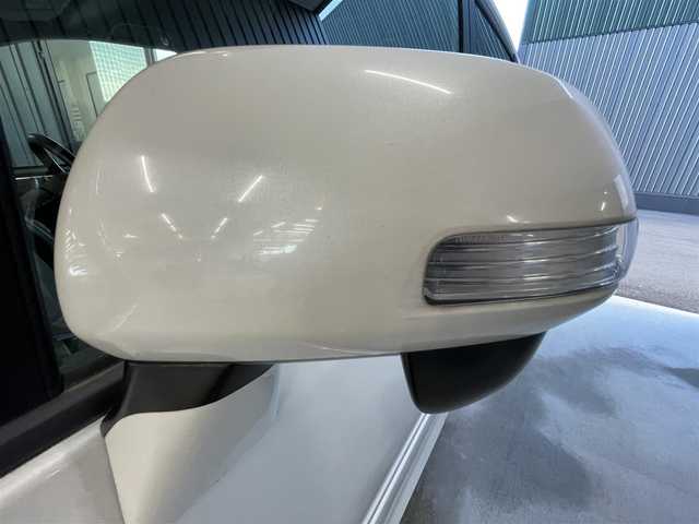 トヨタ ヴォクシー ZS 佐賀県 2008(平20)年 10.5万km ホワイトパールクリスタルシャイン 純正ディーラーオプションナビ（NHZN-W57）/CD/DVD/フルセグTV/バックカメラ/アルパイン製　10.2インチ　フリップダウンモニター/両側パワースライドドア/ETC/パドルシフト/MTモード付AT/デュアルオートエアコン/キセノンライト/フォグランプ/電動格納ミラー/純正アルミホイール/フロアマット/プッシュスタート/スマートキー