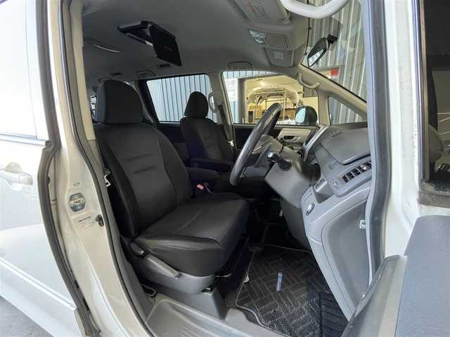 トヨタ ヴォクシー ZS 佐賀県 2008(平20)年 10.5万km ホワイトパールクリスタルシャイン 純正ディーラーオプションナビ（NHZN-W57）/CD/DVD/フルセグTV/バックカメラ/アルパイン製　10.2インチ　フリップダウンモニター/両側パワースライドドア/ETC/パドルシフト/MTモード付AT/デュアルオートエアコン/キセノンライト/フォグランプ/電動格納ミラー/純正アルミホイール/フロアマット/プッシュスタート/スマートキー