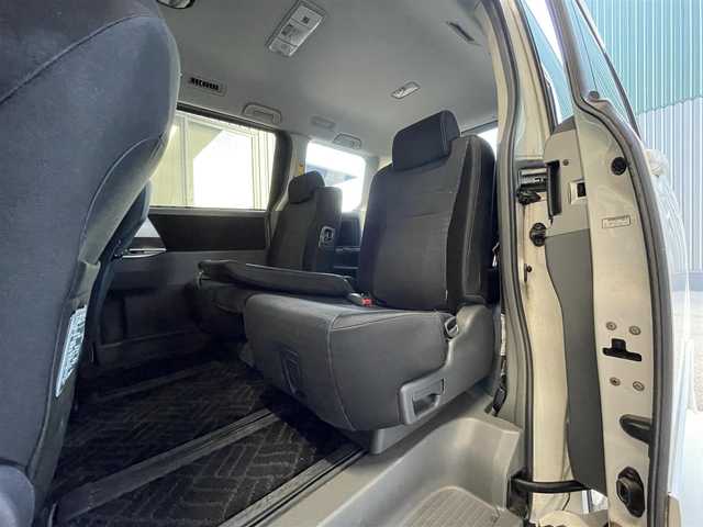 トヨタ ヴォクシー ZS 佐賀県 2008(平20)年 10.5万km ホワイトパールクリスタルシャイン 純正ディーラーオプションナビ（NHZN-W57）/CD/DVD/フルセグTV/バックカメラ/アルパイン製　10.2インチ　フリップダウンモニター/両側パワースライドドア/ETC/パドルシフト/MTモード付AT/デュアルオートエアコン/キセノンライト/フォグランプ/電動格納ミラー/純正アルミホイール/フロアマット/プッシュスタート/スマートキー