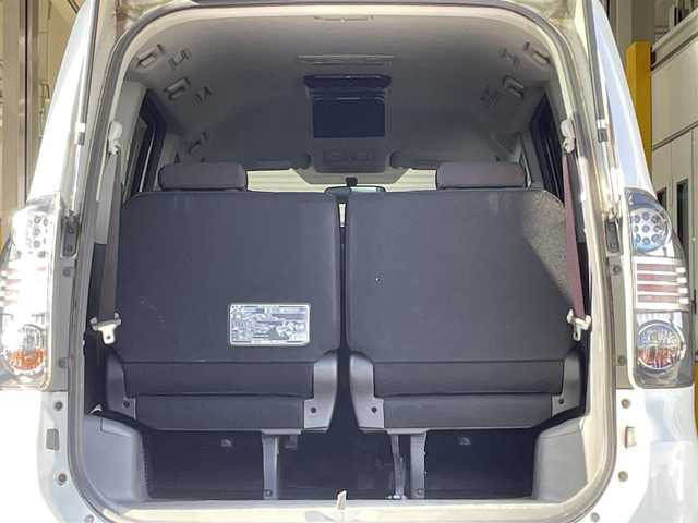 トヨタ ヴォクシー ZS 佐賀県 2008(平20)年 10.5万km ホワイトパールクリスタルシャイン 純正ディーラーオプションナビ（NHZN-W57）/CD/DVD/フルセグTV/バックカメラ/アルパイン製　10.2インチ　フリップダウンモニター/両側パワースライドドア/ETC/パドルシフト/MTモード付AT/デュアルオートエアコン/キセノンライト/フォグランプ/電動格納ミラー/純正アルミホイール/フロアマット/プッシュスタート/スマートキー