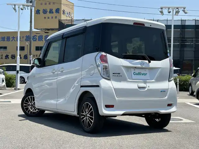 日産 デイズ ルークス X 愛媛県 2014(平26)年 6.2万km ホワイトパール ケンウッドナビ(Bluetooth/CD/DVD)/フルセグTV/助手席側パワースライドドア/アラウンドビューモニター/ドライブレコーダー/電動オート格納機能付ドアミラー/オートエアコン/スエード調クロスシート/シートバックテーブル/後席サンシェード/ヴェルザンディ14インチアルミホイール/インテリジェントキー/プッシュエンジンスターター/イモビライザー/禁煙車