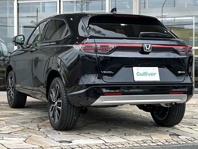 ホンダ ヴェゼル ハイブリッド e:HEV Z 静岡県 2025(令7)年 0.1万km未満 クリスタルブラックパール 純正ディスプレイオーディオ/・Bluetooth/・フルセグTV/・Apple CarPlay/・Android Auto/・USB/・AM/・FM/主要装備/・フロントグリル　ベルリナブラック/・衝突軽減/・レーンキープ/・追従クルコン/・BSM/・コーナーセンサー前後/・バックカメラ/・置くだけ充電/・パワーバックドア/・ハンドルヒーター/・シートヒーター/・ETC２．０/・LEDオートライト/・純正アルミホイール/・スマートキー/・プッシュスタート