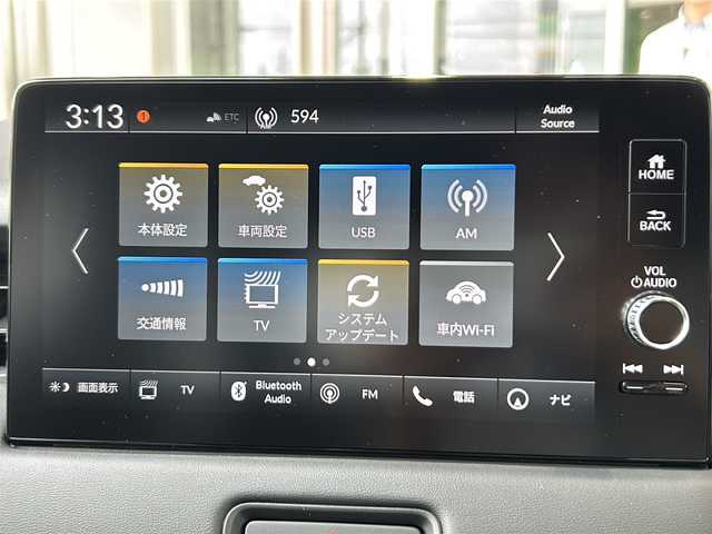 ホンダ ヴェゼル ハイブリッド e:HEV Z 静岡県 2025(令7)年 0.1万km未満 クリスタルブラックパール 純正ディスプレイオーディオ/・Bluetooth/・フルセグTV/・Apple CarPlay/・Android Auto/・USB/・AM/・FM/主要装備/・フロントグリル　ベルリナブラック/・衝突軽減/・レーンキープ/・追従クルコン/・BSM/・コーナーセンサー前後/・バックカメラ/・置くだけ充電/・パワーバックドア/・ハンドルヒーター/・シートヒーター/・ETC２．０/・LEDオートライト/・純正アルミホイール/・スマートキー/・プッシュスタート