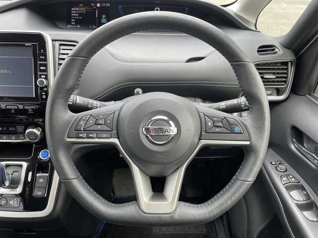 日産 セレナ e－パワー ハイウェイスター V 福岡県 2018(平30)年 3.6万km ブリリアントホワイトパール プロパイロット純正9型ナビゲーション（CD/DVD/フルセグ/BT)純正フリップダウンモニターアラウンドビューモニターエマージェンシーブレーキレーンキープアシスト両側パワースライドドア前席シートヒーターハンドルヒーターLEDヘッドライト/オートライトドライブレコーダーETC