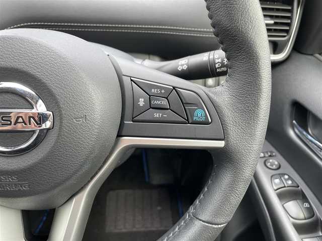 日産 セレナ e－パワー ハイウェイスター V 福岡県 2018(平30)年 3.6万km ブリリアントホワイトパール プロパイロット純正9型ナビゲーション（CD/DVD/フルセグ/BT)純正フリップダウンモニターアラウンドビューモニターエマージェンシーブレーキレーンキープアシスト両側パワースライドドア前席シートヒーターハンドルヒーターLEDヘッドライト/オートライトドライブレコーダーETC