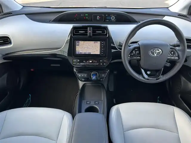 トヨタ プリウス Sツーリングセレクション 静岡県 2019(令1)年 2.7万km アティチュードブラックマイカ 純正SDナビ/・フルセグTV/・Bluetooth接続/・DVD再生/トヨタセーフティーセンス/・プリクラッシュセーフティ (PCS)/・レーダークルーズコントロール (全車速追従機能付き)/・レーンディパーチャーアラート (LDA)/・オートマチックハイビーム (AHB)/・プロアクティブドライビングアシスト (PDA)/モデリスタエアロ（F/S/R）/モデリスタ17インチアルミホイール/プッシュスタート/スマートキー/バックカメラ/ホワイトレザーシート/前席シートヒーター/ETC/LEDオートライト/取扱説明書/保証書