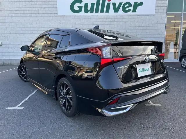 トヨタ プリウス Sツーリングセレクション 静岡県 2019(令1)年 2.7万km アティチュードブラックマイカ 純正SDナビ/・フルセグTV/・Bluetooth接続/・DVD再生/トヨタセーフティーセンス/・プリクラッシュセーフティ (PCS)/・レーダークルーズコントロール (全車速追従機能付き)/・レーンディパーチャーアラート (LDA)/・オートマチックハイビーム (AHB)/・プロアクティブドライビングアシスト (PDA)/モデリスタエアロ（F/S/R）/モデリスタ17インチアルミホイール/プッシュスタート/スマートキー/バックカメラ/ホワイトレザーシート/前席シートヒーター/ETC/LEDオートライト/取扱説明書/保証書