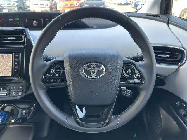 トヨタ プリウス Sツーリングセレクション 静岡県 2019(令1)年 2.7万km アティチュードブラックマイカ 純正SDナビ/・フルセグTV/・Bluetooth接続/・DVD再生/トヨタセーフティーセンス/・プリクラッシュセーフティ (PCS)/・レーダークルーズコントロール (全車速追従機能付き)/・レーンディパーチャーアラート (LDA)/・オートマチックハイビーム (AHB)/・プロアクティブドライビングアシスト (PDA)/モデリスタエアロ（F/S/R）/モデリスタ17インチアルミホイール/プッシュスタート/スマートキー/バックカメラ/ホワイトレザーシート/前席シートヒーター/ETC/LEDオートライト/取扱説明書/保証書