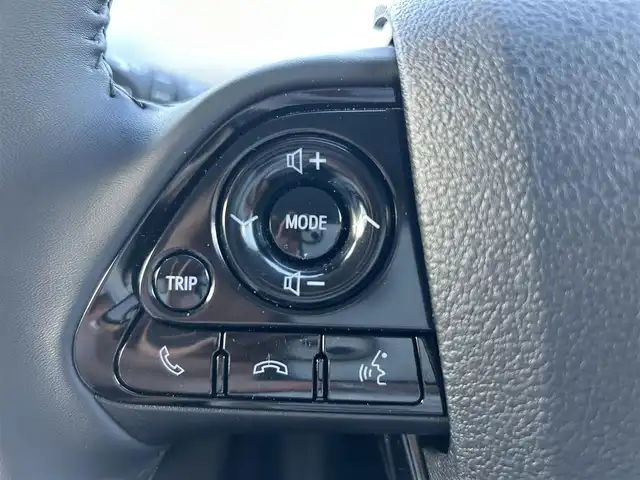 トヨタ プリウス Sツーリングセレクション 静岡県 2019(令1)年 2.7万km アティチュードブラックマイカ 純正SDナビ/・フルセグTV/・Bluetooth接続/・DVD再生/トヨタセーフティーセンス/・プリクラッシュセーフティ (PCS)/・レーダークルーズコントロール (全車速追従機能付き)/・レーンディパーチャーアラート (LDA)/・オートマチックハイビーム (AHB)/・プロアクティブドライビングアシスト (PDA)/モデリスタエアロ（F/S/R）/モデリスタ17インチアルミホイール/プッシュスタート/スマートキー/バックカメラ/ホワイトレザーシート/前席シートヒーター/ETC/LEDオートライト/取扱説明書/保証書