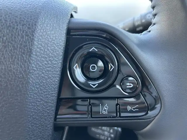 トヨタ プリウス Sツーリングセレクション 静岡県 2019(令1)年 2.7万km アティチュードブラックマイカ 純正SDナビ/・フルセグTV/・Bluetooth接続/・DVD再生/トヨタセーフティーセンス/・プリクラッシュセーフティ (PCS)/・レーダークルーズコントロール (全車速追従機能付き)/・レーンディパーチャーアラート (LDA)/・オートマチックハイビーム (AHB)/・プロアクティブドライビングアシスト (PDA)/モデリスタエアロ（F/S/R）/モデリスタ17インチアルミホイール/プッシュスタート/スマートキー/バックカメラ/ホワイトレザーシート/前席シートヒーター/ETC/LEDオートライト/取扱説明書/保証書
