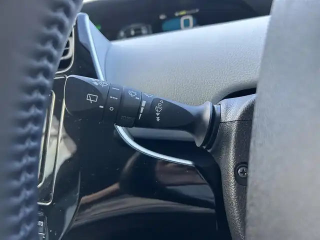 トヨタ プリウス Sツーリングセレクション 静岡県 2019(令1)年 2.7万km アティチュードブラックマイカ 純正SDナビ/・フルセグTV/・Bluetooth接続/・DVD再生/トヨタセーフティーセンス/・プリクラッシュセーフティ (PCS)/・レーダークルーズコントロール (全車速追従機能付き)/・レーンディパーチャーアラート (LDA)/・オートマチックハイビーム (AHB)/・プロアクティブドライビングアシスト (PDA)/モデリスタエアロ（F/S/R）/モデリスタ17インチアルミホイール/プッシュスタート/スマートキー/バックカメラ/ホワイトレザーシート/前席シートヒーター/ETC/LEDオートライト/取扱説明書/保証書