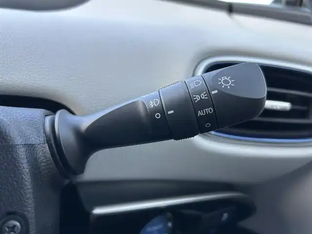 トヨタ プリウス Sツーリングセレクション 静岡県 2019(令1)年 2.7万km アティチュードブラックマイカ 純正SDナビ/・フルセグTV/・Bluetooth接続/・DVD再生/トヨタセーフティーセンス/・プリクラッシュセーフティ (PCS)/・レーダークルーズコントロール (全車速追従機能付き)/・レーンディパーチャーアラート (LDA)/・オートマチックハイビーム (AHB)/・プロアクティブドライビングアシスト (PDA)/モデリスタエアロ（F/S/R）/モデリスタ17インチアルミホイール/プッシュスタート/スマートキー/バックカメラ/ホワイトレザーシート/前席シートヒーター/ETC/LEDオートライト/取扱説明書/保証書
