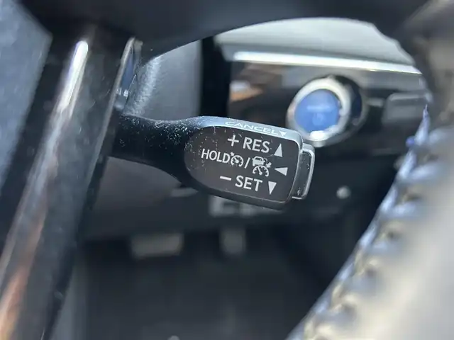 トヨタ プリウス Sツーリングセレクション 静岡県 2019(令1)年 2.7万km アティチュードブラックマイカ 純正SDナビ/・フルセグTV/・Bluetooth接続/・DVD再生/トヨタセーフティーセンス/・プリクラッシュセーフティ (PCS)/・レーダークルーズコントロール (全車速追従機能付き)/・レーンディパーチャーアラート (LDA)/・オートマチックハイビーム (AHB)/・プロアクティブドライビングアシスト (PDA)/モデリスタエアロ（F/S/R）/モデリスタ17インチアルミホイール/プッシュスタート/スマートキー/バックカメラ/ホワイトレザーシート/前席シートヒーター/ETC/LEDオートライト/取扱説明書/保証書